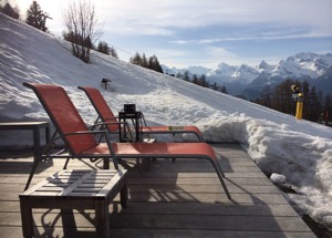 Zonnen bij chalet La Piste in maart